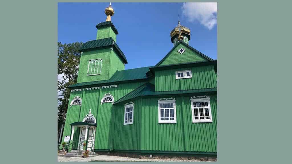 Prachtige oude groene kerk in Polen