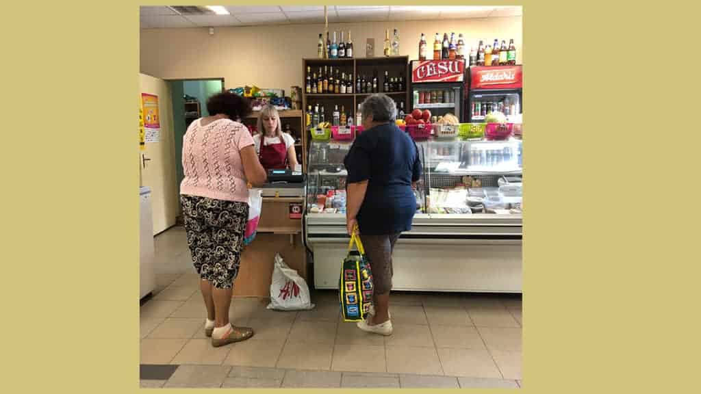 onderweg naar Minsk, een dorpswinkel