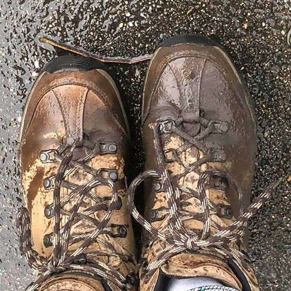 Hoge wandelschoenen zijn onmisbaar als je gaat wandelen bij Halfweg in het Geuzenbos