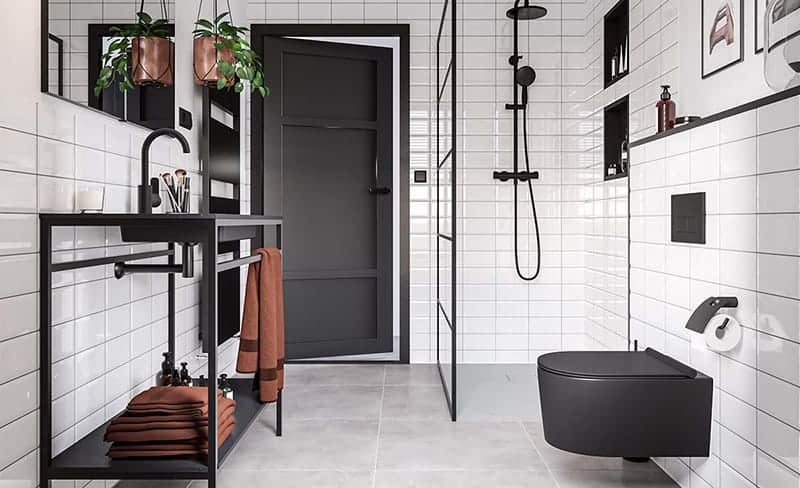 Een industriële badkamer met een rechthoekige spiegel boven de wastafel