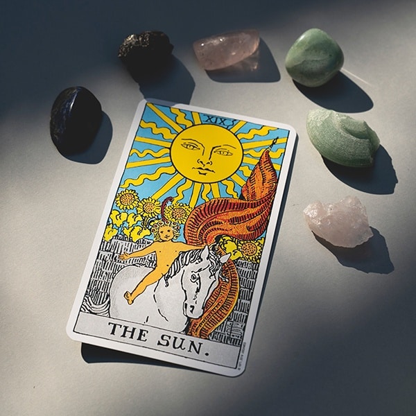 een paragnost gebruikt tarot kaarten