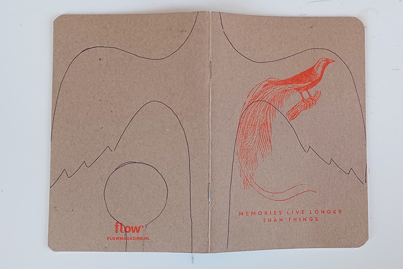 Eerst teken je vleugels op het omslag van het boekje, plus het hoofdje