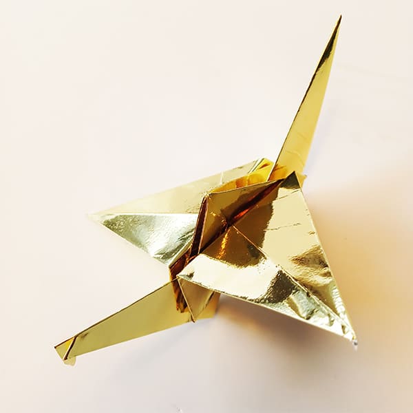 een mooie kerstversiering maken van een gouden kraanvogel doe je zo: 
