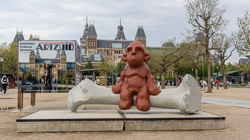 Op het Museumplein in Amsterdam Zuid staan ook beelden opgesteld