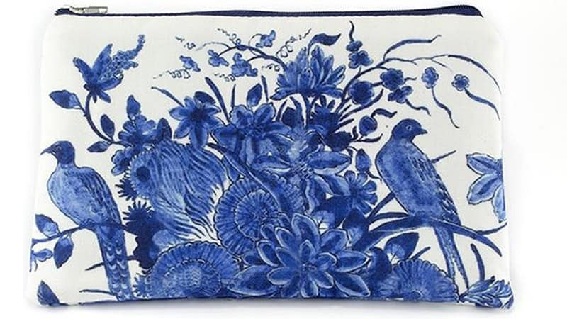 platte make up tas met afbeelding uit de collectie van het Rijksmuseum erop geprint.