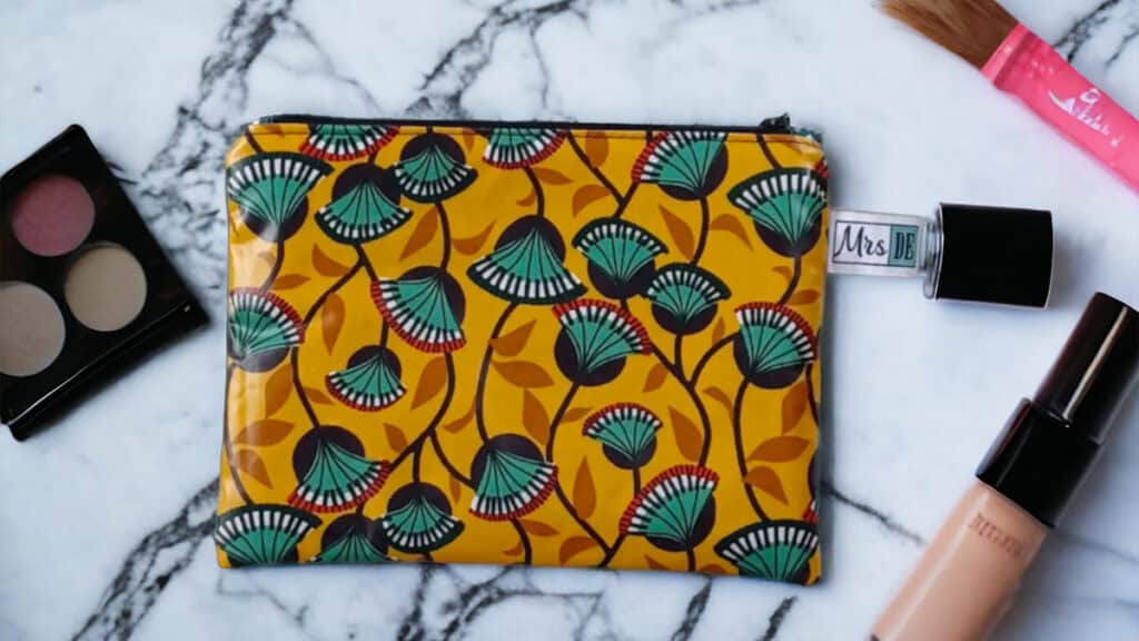 platte make-up tas met make-up eromheen.