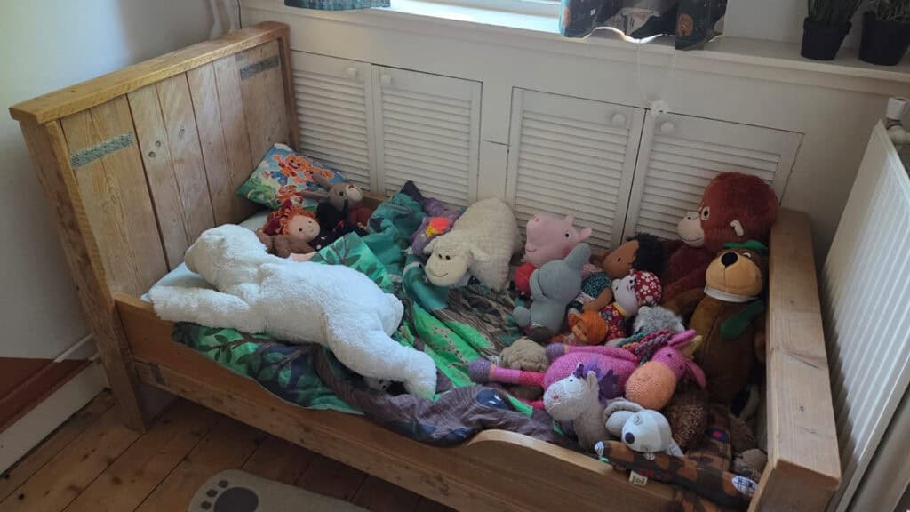 Bed met knuffels
